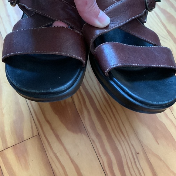Clarks brown leather adjustable sandals Cushioned footbed Rubber sole Sz 8.5 - Picture 8 of 13
